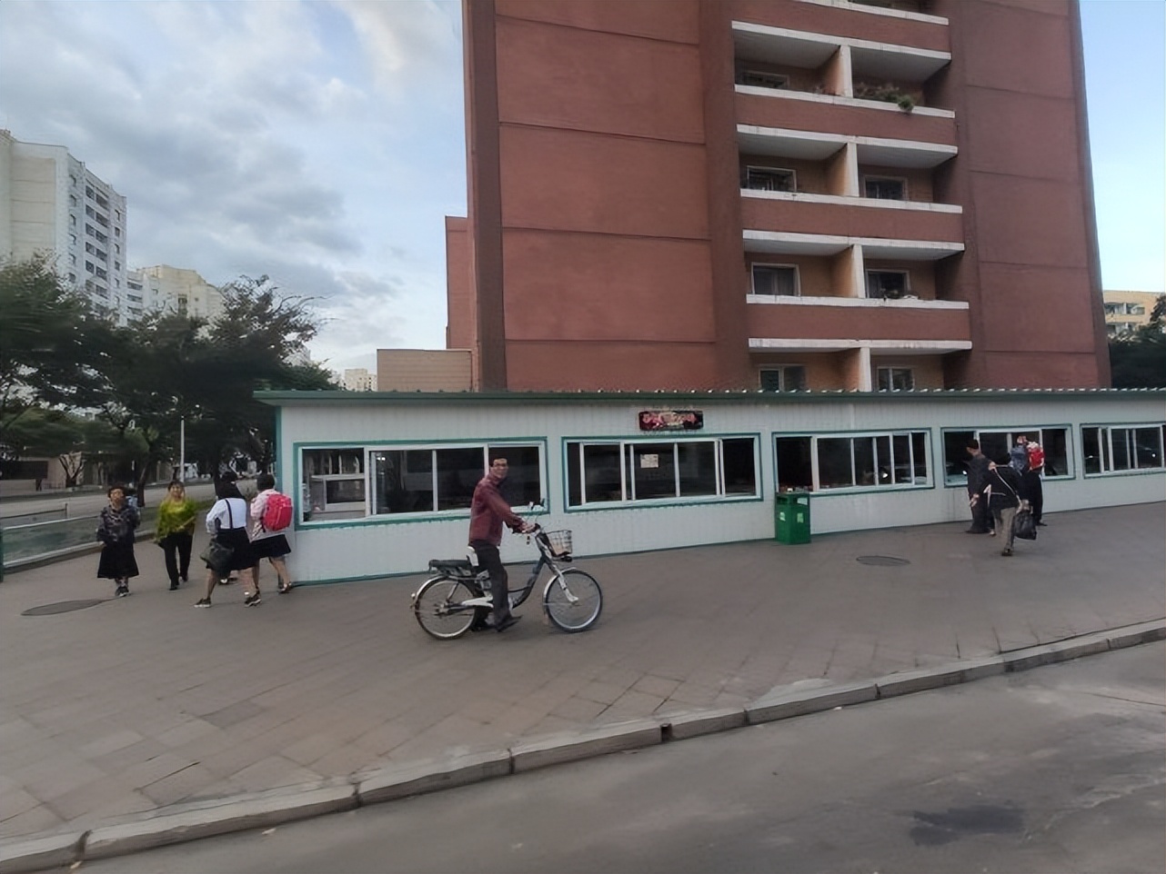 朝鲜骑自行车,朝鲜人都骑什么品牌摩托车