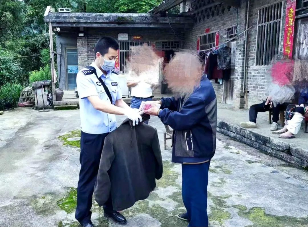 暖心警事最新消息,警察寒夜暖民心助人找回救命钱