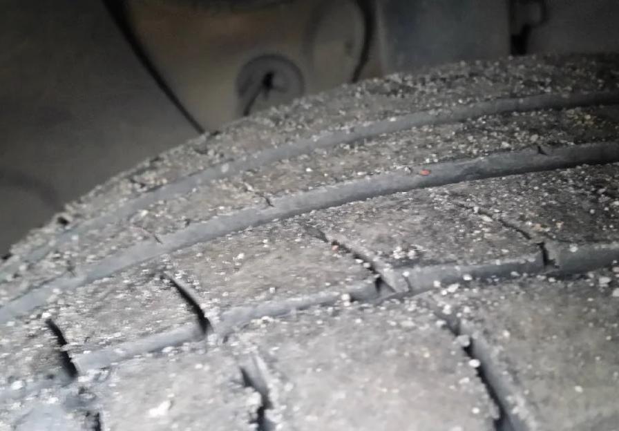 车漆在太阳下暴晒会脱落吗,车在太阳下暴晒会不会爆漆