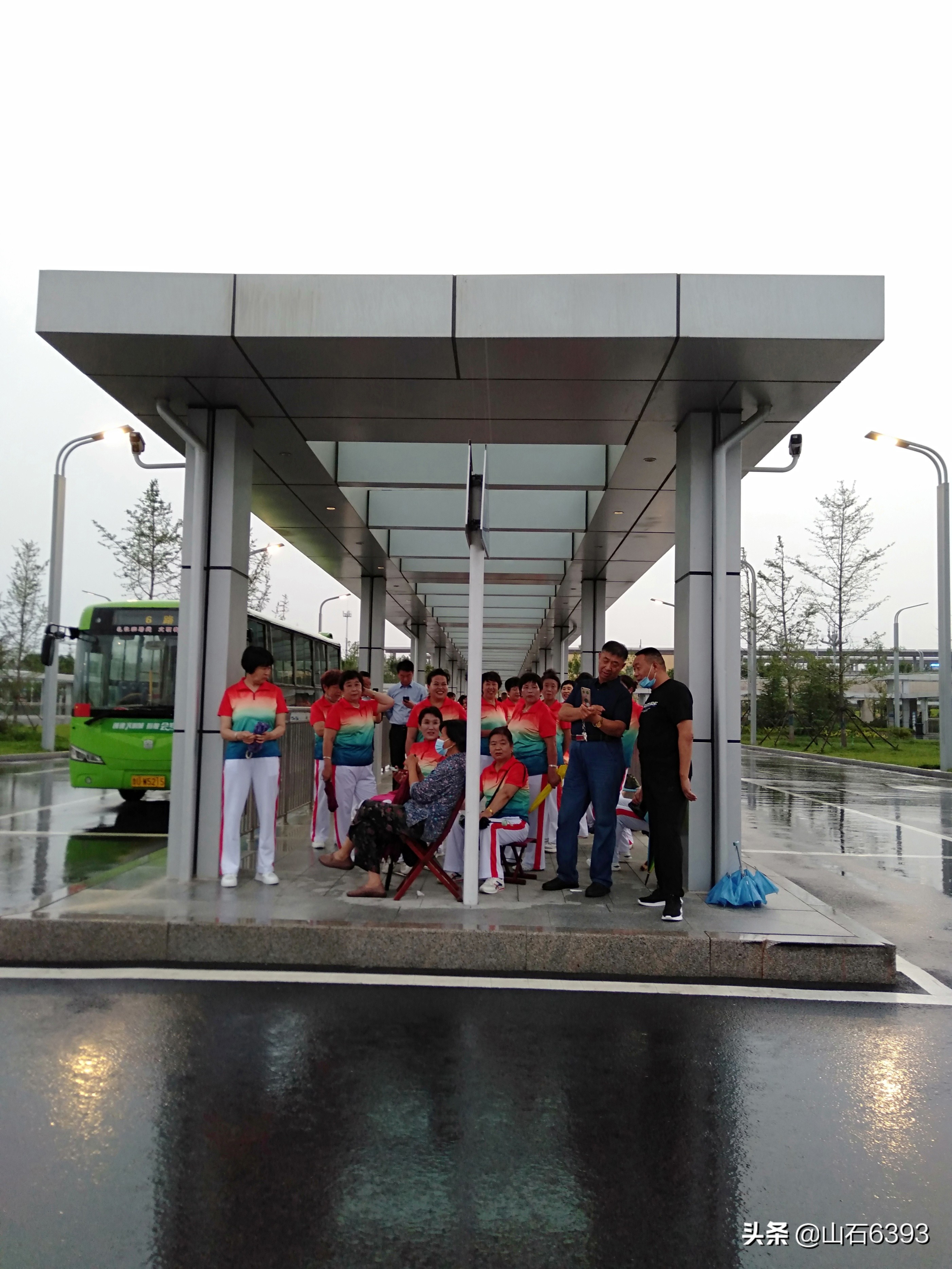 张梅：平度高铁站广场上的庆七一文艺汇演“花絮”～“雨前”幕后