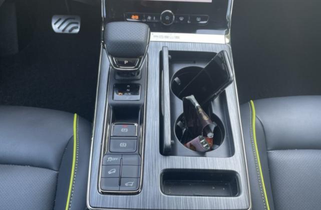 荣威rx51.5t2022款百万款,荣威rx52.0t10万