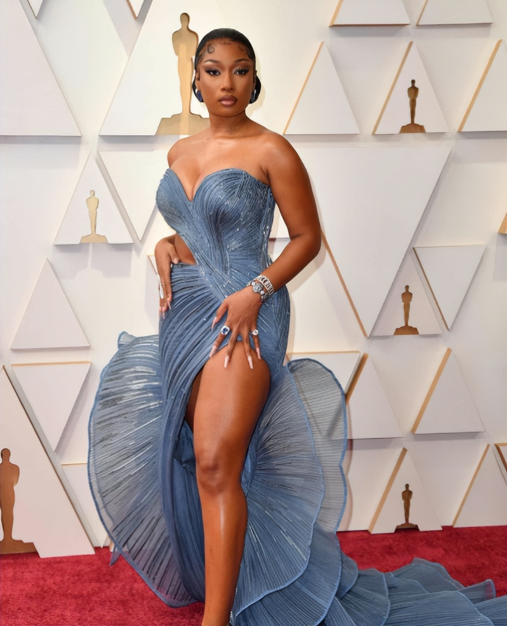 奥斯卡造型太浮夸!有人戴400万钻石手镯,有人胸口仅一条布带