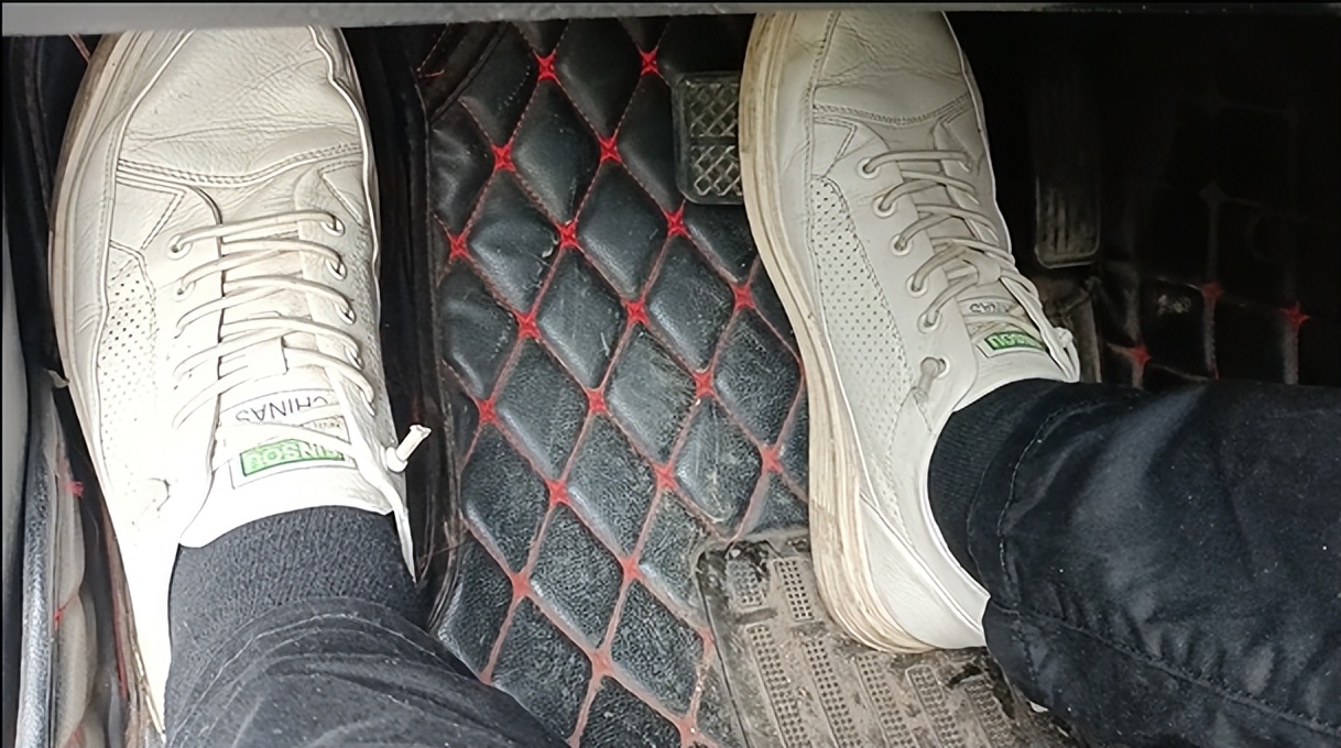 正确的踩刹车方法图解,正确踩刹车的方法与技巧