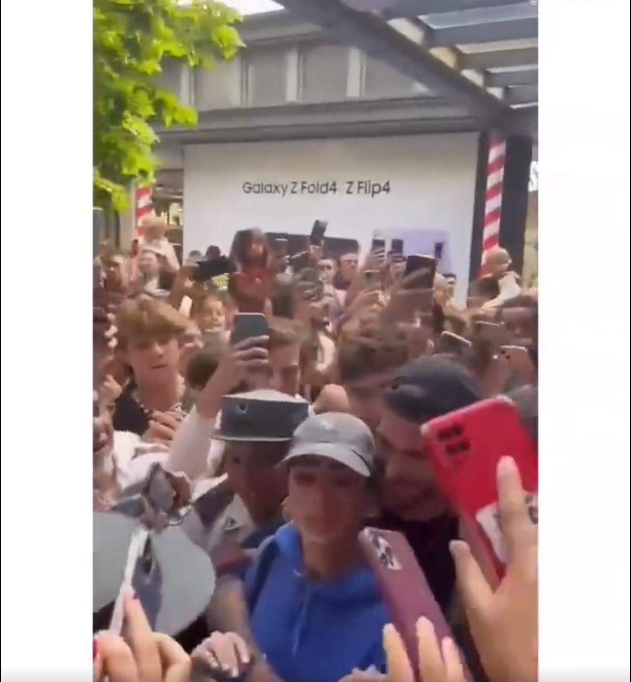 顶流!德保罗带歌星女友购物被围得水泄不通,央求球迷给点时间采购