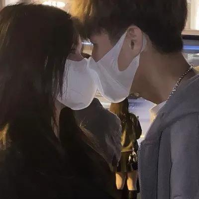 男子喜欢刷手机上的小视频，就让自己的女友穿性感黑丝，让自己看