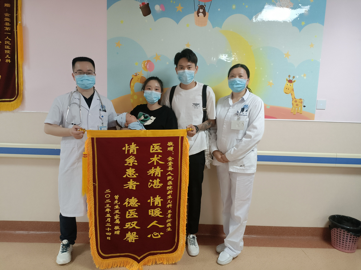 争分夺秒抢救新生儿,争分夺秒全力以赴救治患者