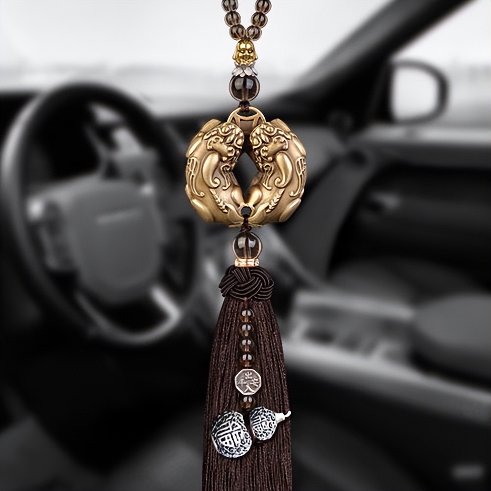 车内挂饰怎么挂不违法,车里挂件挂什么讲究