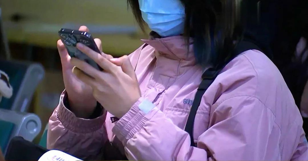 姑娘相亲见面紧张,姑娘相亲刚聊几句就把小伙气崩溃