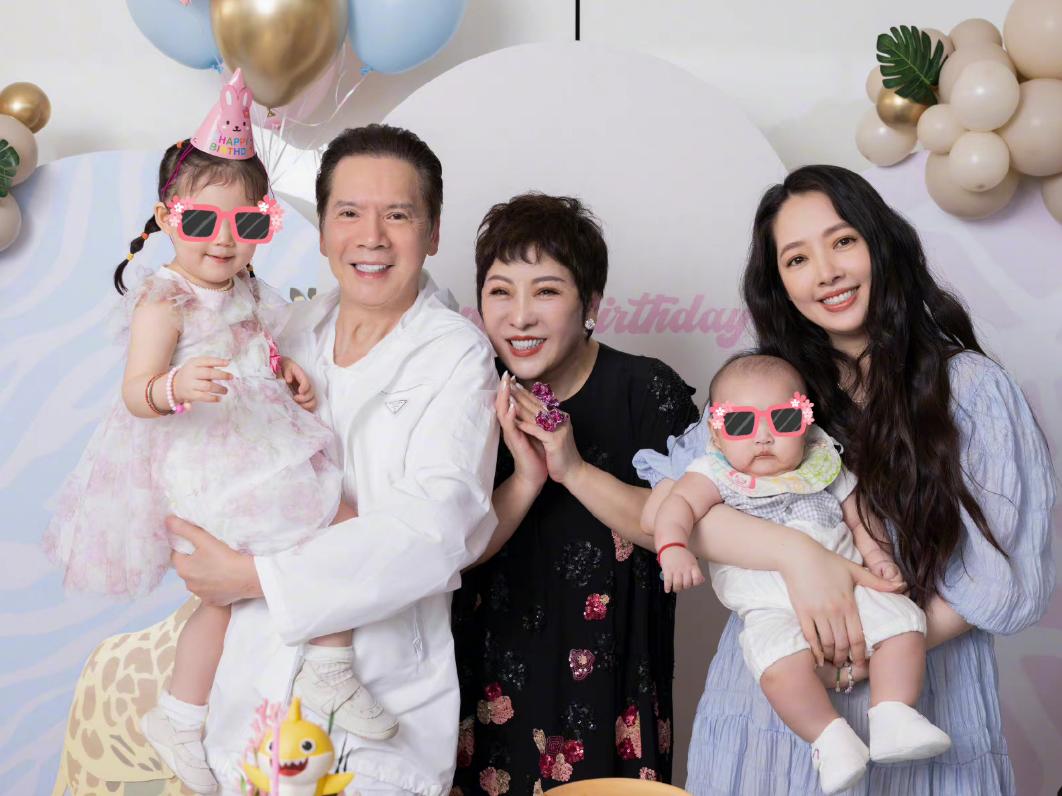 郭碧婷近照曝光巧遮掩孕肚,郭碧婷挺孕肚逛街甜蜜