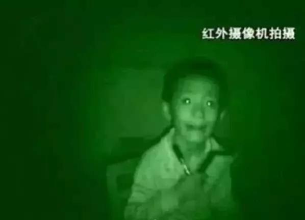 猫眼男孩夜晚看书,广西男童拥有蓝色猫眼