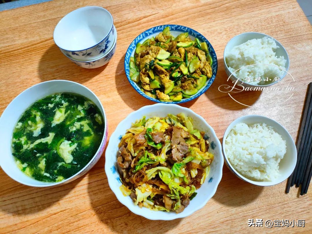 晚饭吃什么好吃又简单三菜一汤,普通的家庭晚餐15元搞定两菜一汤