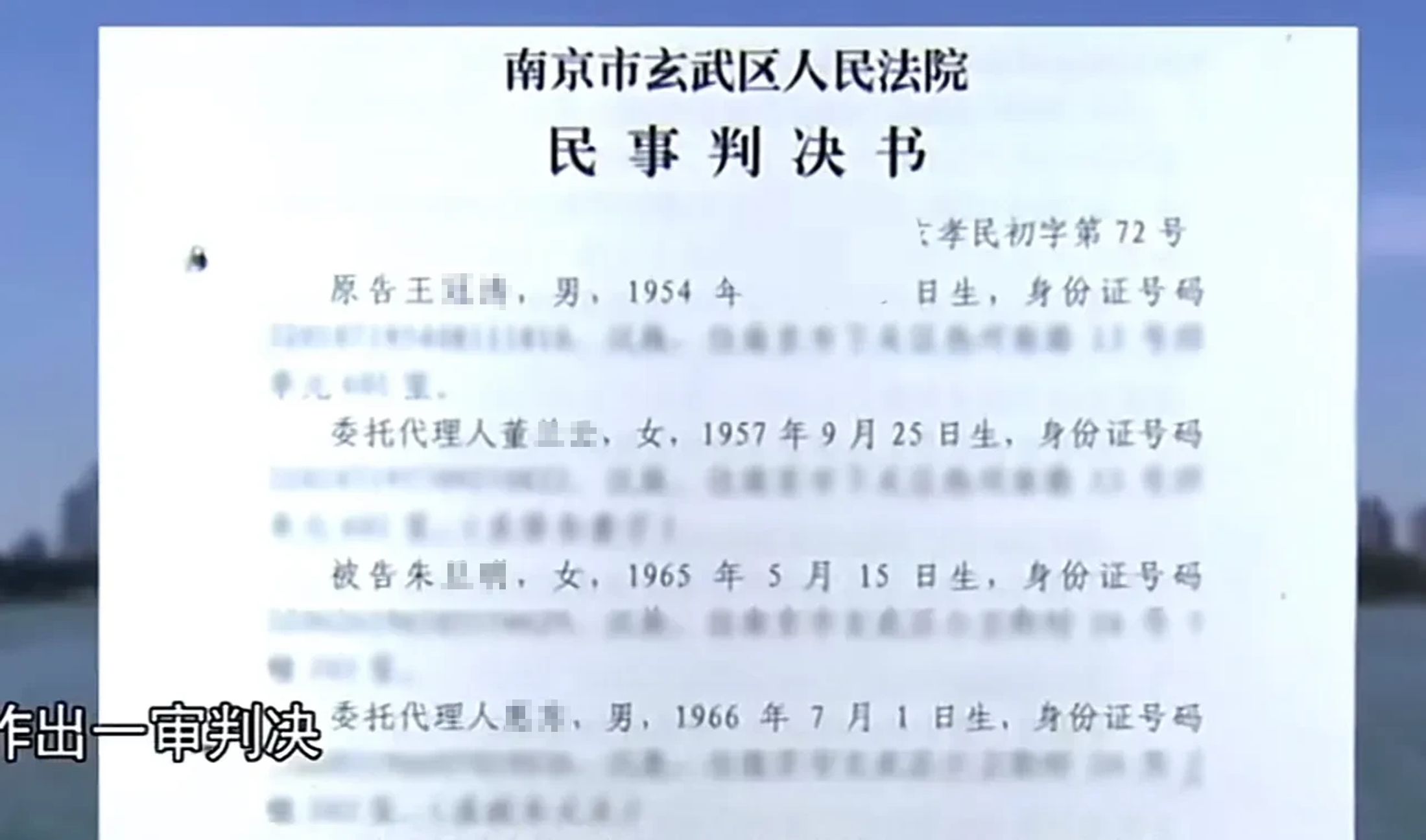 一名男子上超市买了一瓶饮料,男子到超市买酒