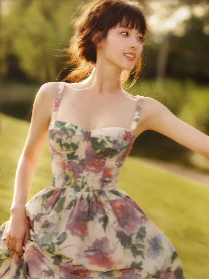 张嘉倪黑裙和网红同框,张嘉倪风波后首晒美照