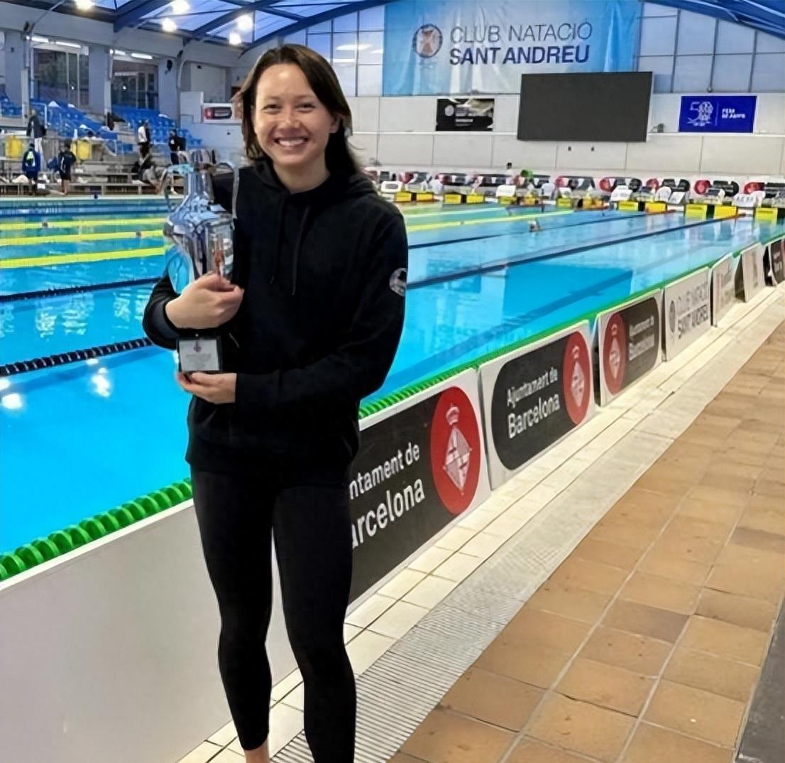 何诗蓓夺冠奏国歌,何诗蓓破世界纪录