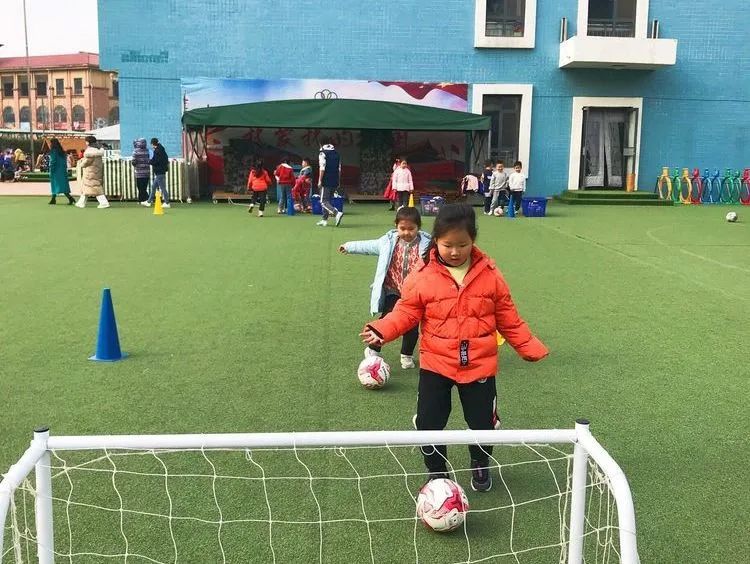 香蕉哥哥，一起动起来吧！奎文区实验幼儿园让更多的孩子逐梦绿茵