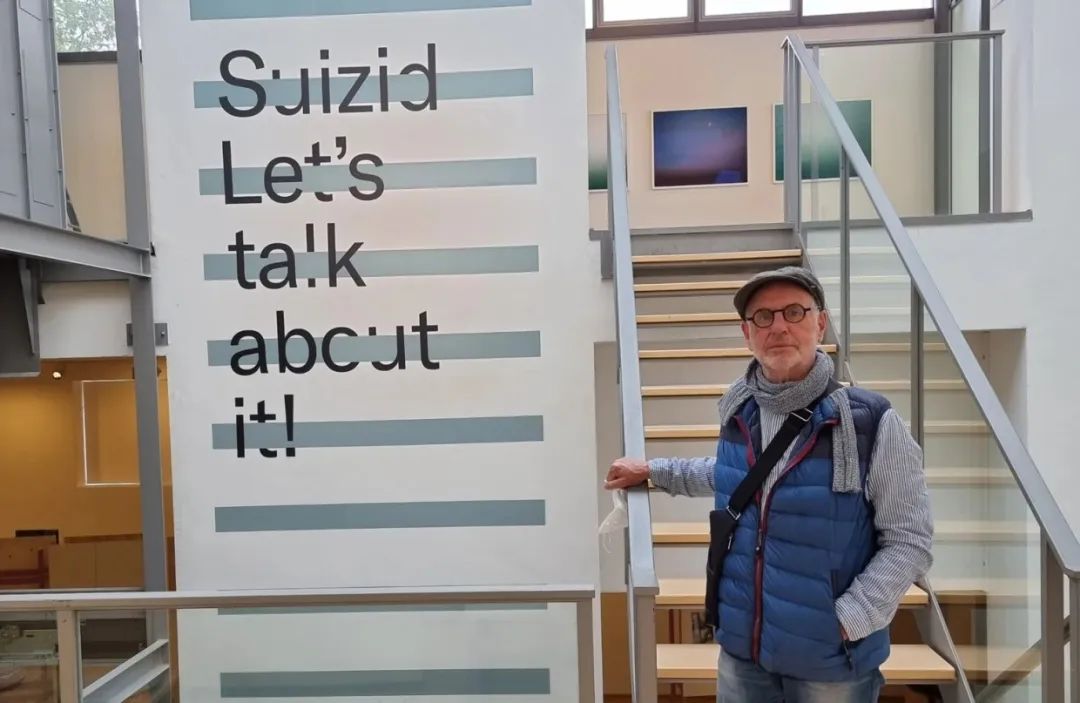 他设计了一个安乐死舱，30秒一键去世，能搬到任何地方