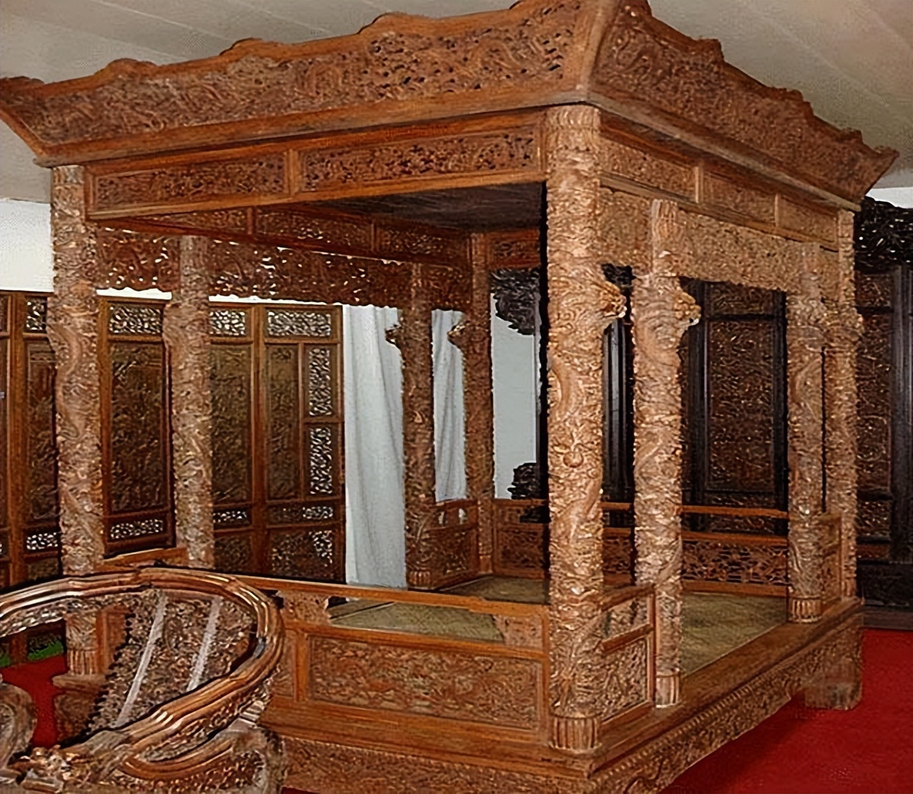 07年清宫3吨重“龙床”现身,专家称来历不简单,收藏者:5亿就卖