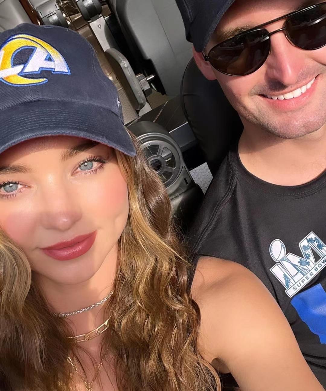 米兰达可儿穿蓝色连衣裙秀身材,米兰达可儿结婚