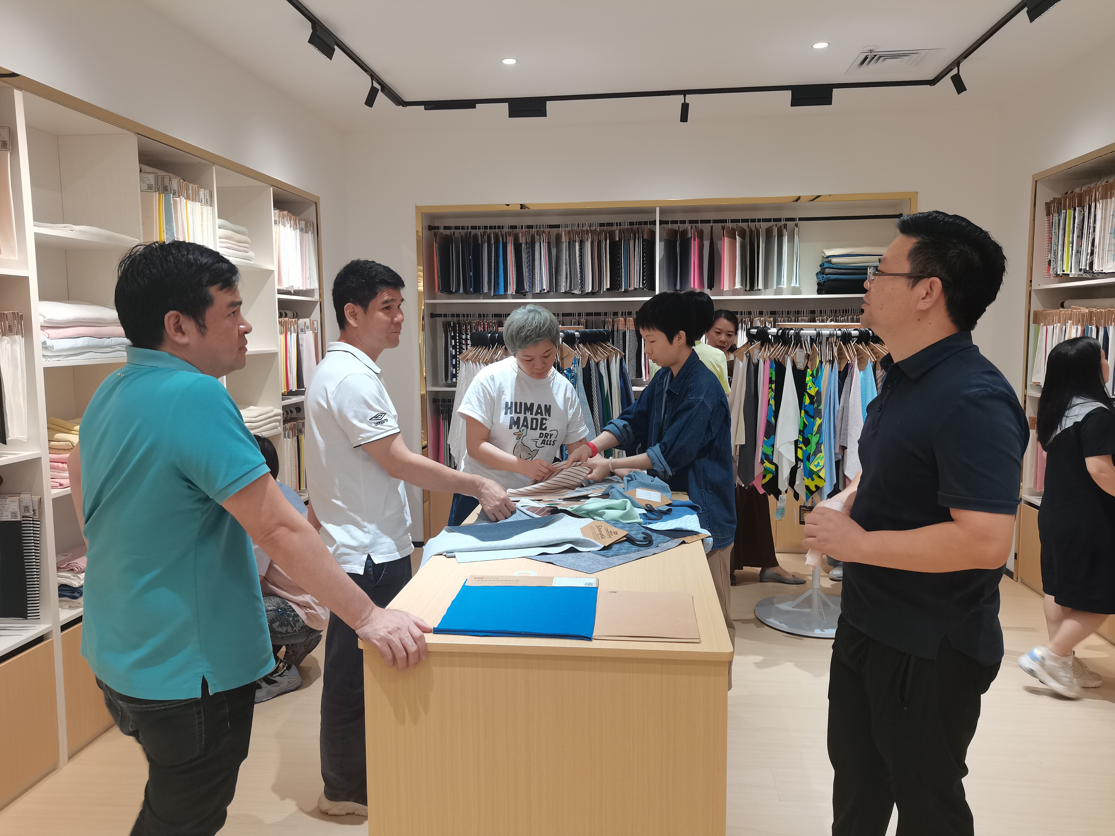 英氏组团到访参观伟纶科技有限公司