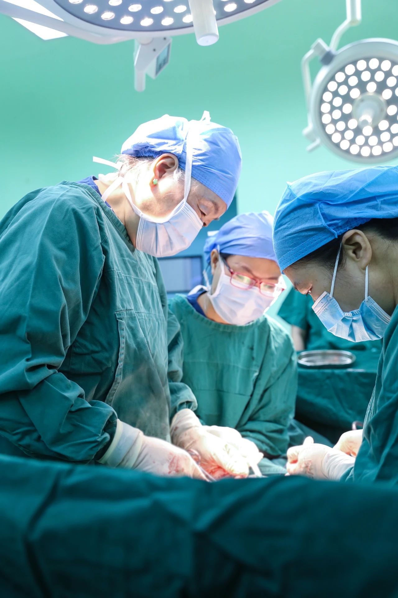 41岁高龄孕妇意外怀孕,剖宫产3次后4年意外怀孕怎么办