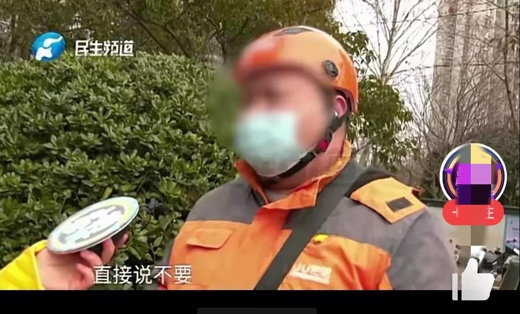 男子情人节一束花送5个人,情人节男子送花求婚被拒