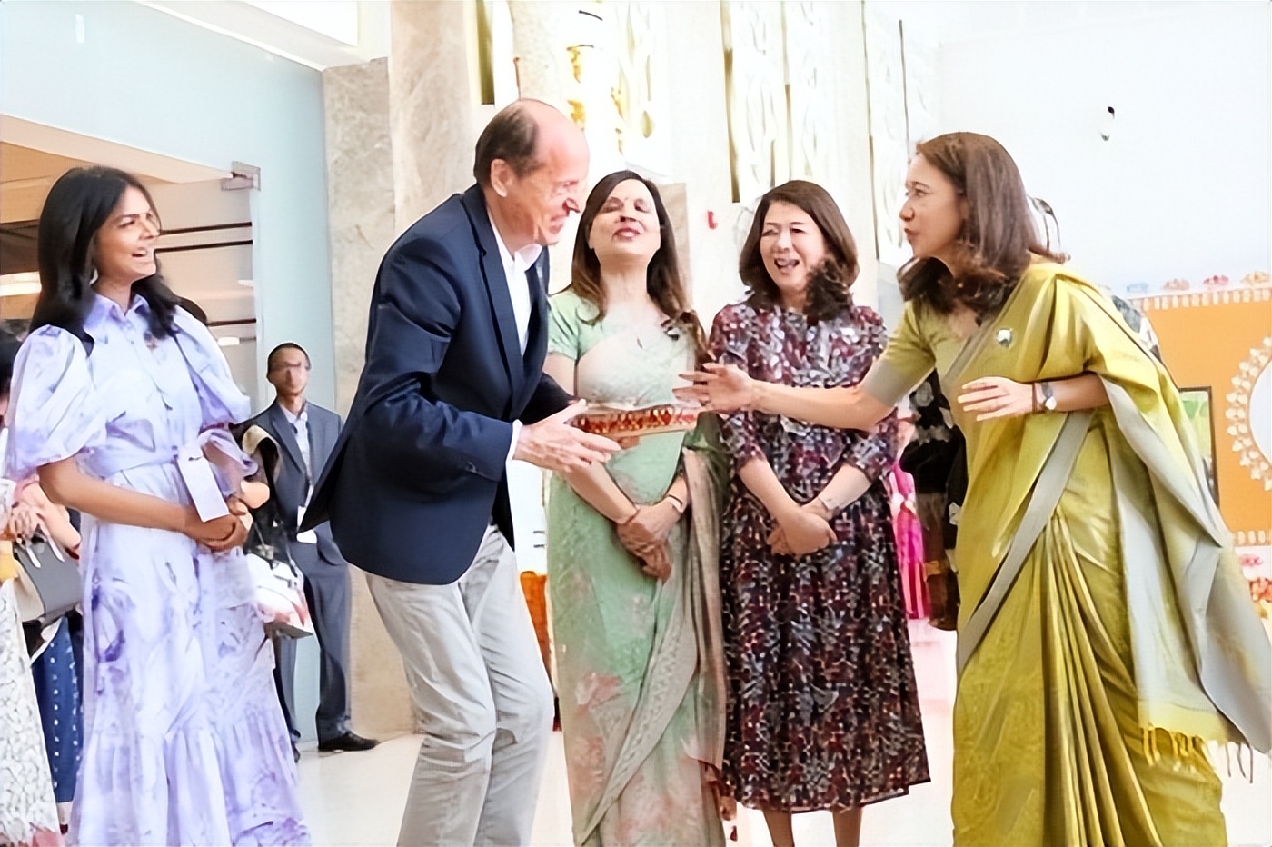 英第一夫人给老公打领带超甜！两套纱丽闪耀G20，比韩国夫人还闪