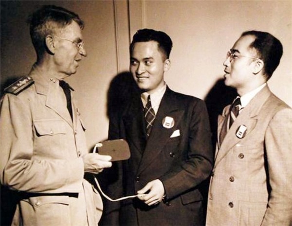 中国小伙落入海洋，喝鸟血撑133天，路过商船看清他容貌后：别救