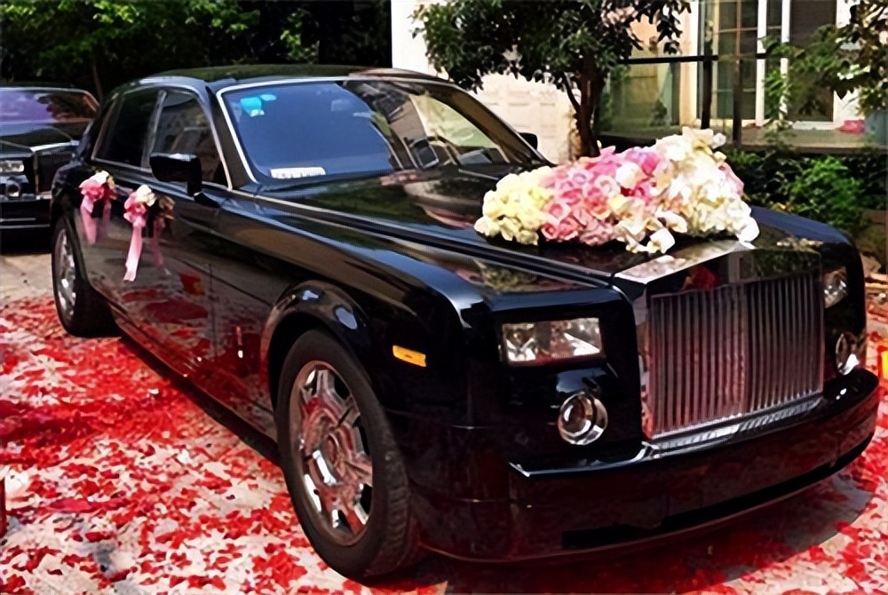 租500万劳斯莱斯去接亲,一大妈讨要红包掰断劳斯莱斯车标