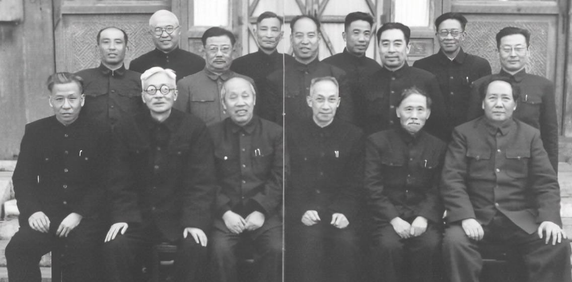 49年*歌国**唱词引争议,周总理一番话表态,毛主席赞同:永远不能改