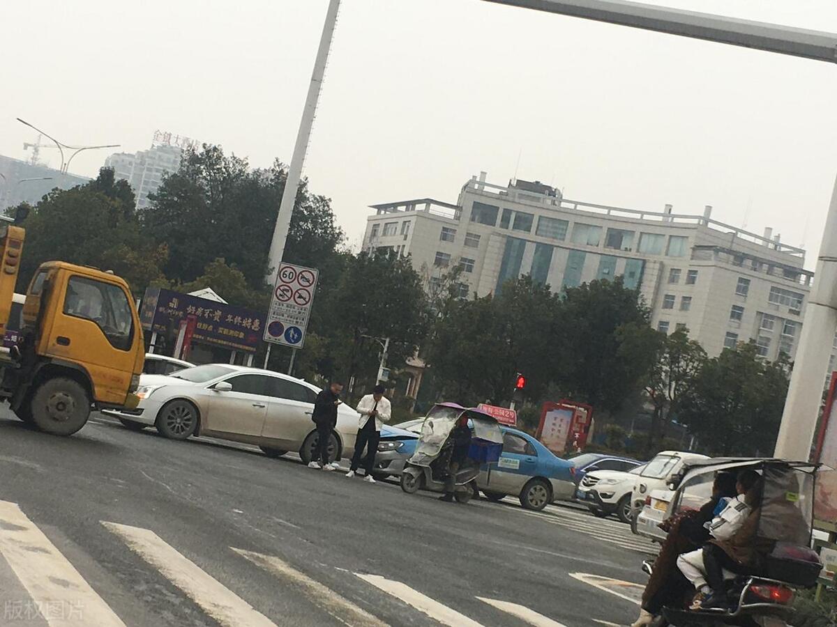 高速交通事故追尾怎么判,高速公路追尾事故处理流程