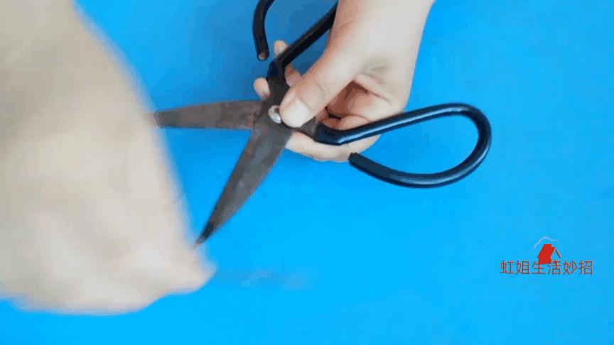 小剪刀不快用什么妙招,生活实用小妙招磨剪刀