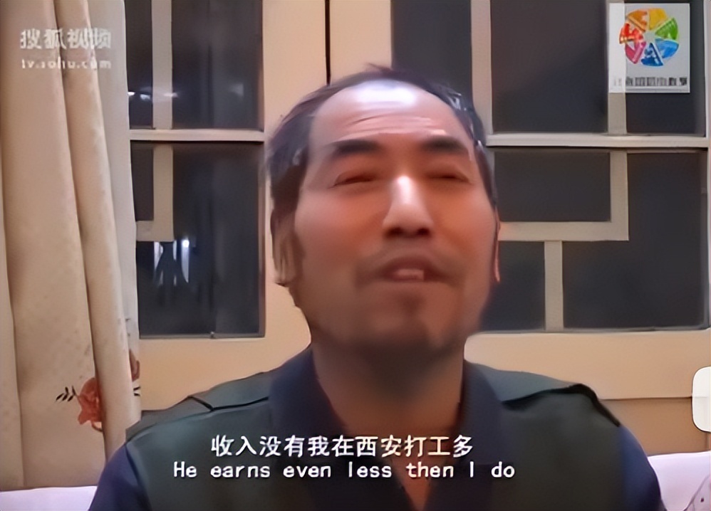 年轻时打工赚钱供孩子上大学,把儿子供上大学