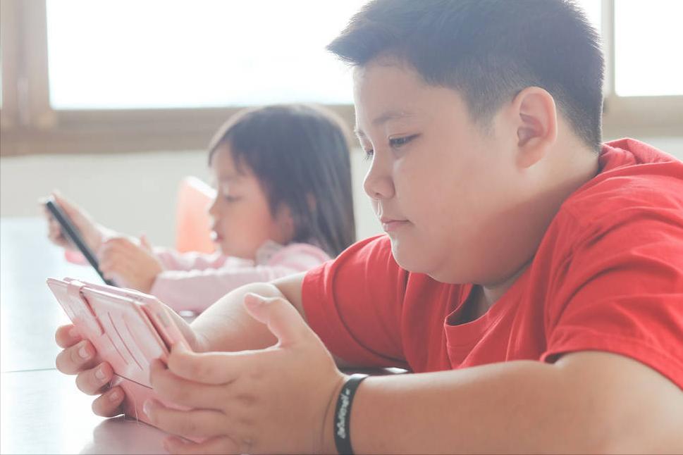 孩子爱玩手机咋办啊,孩子爱玩手机怎么办