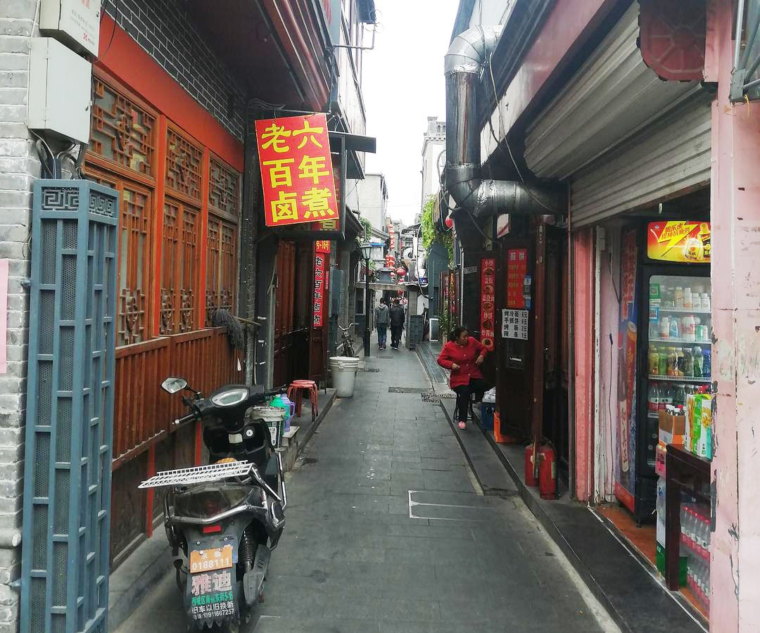 或许是北京最小的“庙”，仅巴掌大小，却被胡同商贩们视为保护神