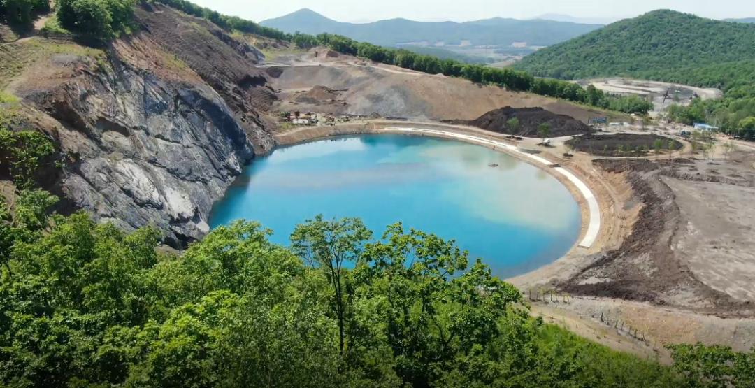 宝清县：点石成金！废弃矿坑变身梦幻“翡翠湖”