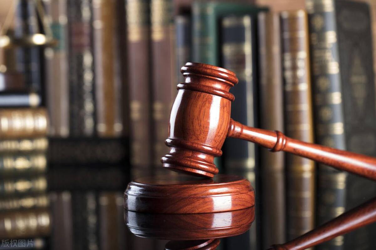 女子趁丈夫睡觉时，在隔壁房间偷情，被发现后和*夫情**将丈夫毒害