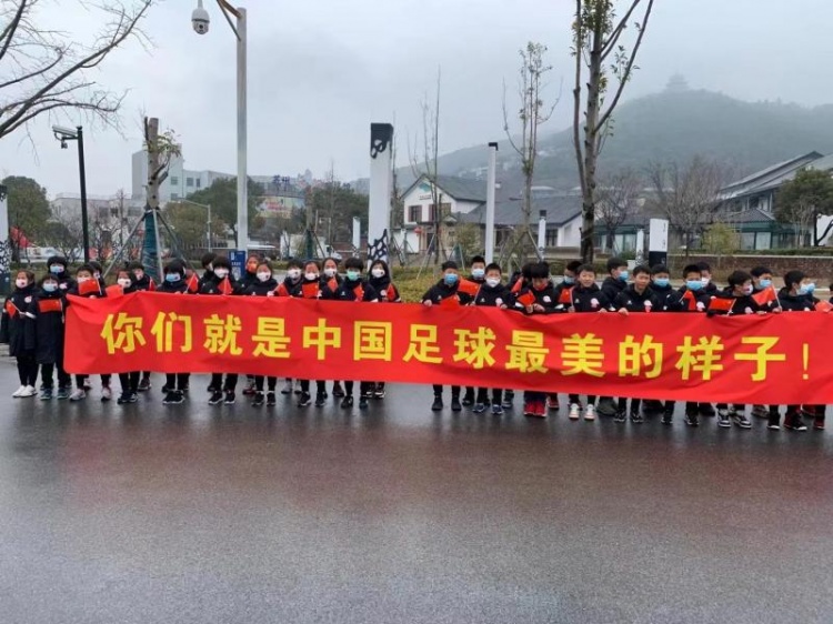 国足众人祝贺女足,中国国足向女足膜拜