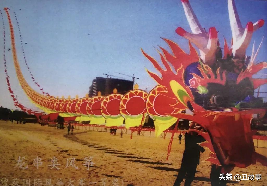 巨龙腾飞风筝的放飞现场,260米长风筝