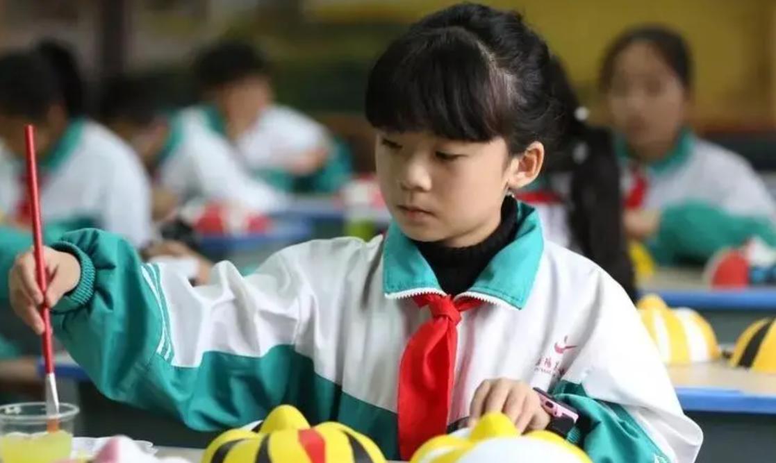 小学生作文火了老师无奈给满分,小学生写的热死了的作文