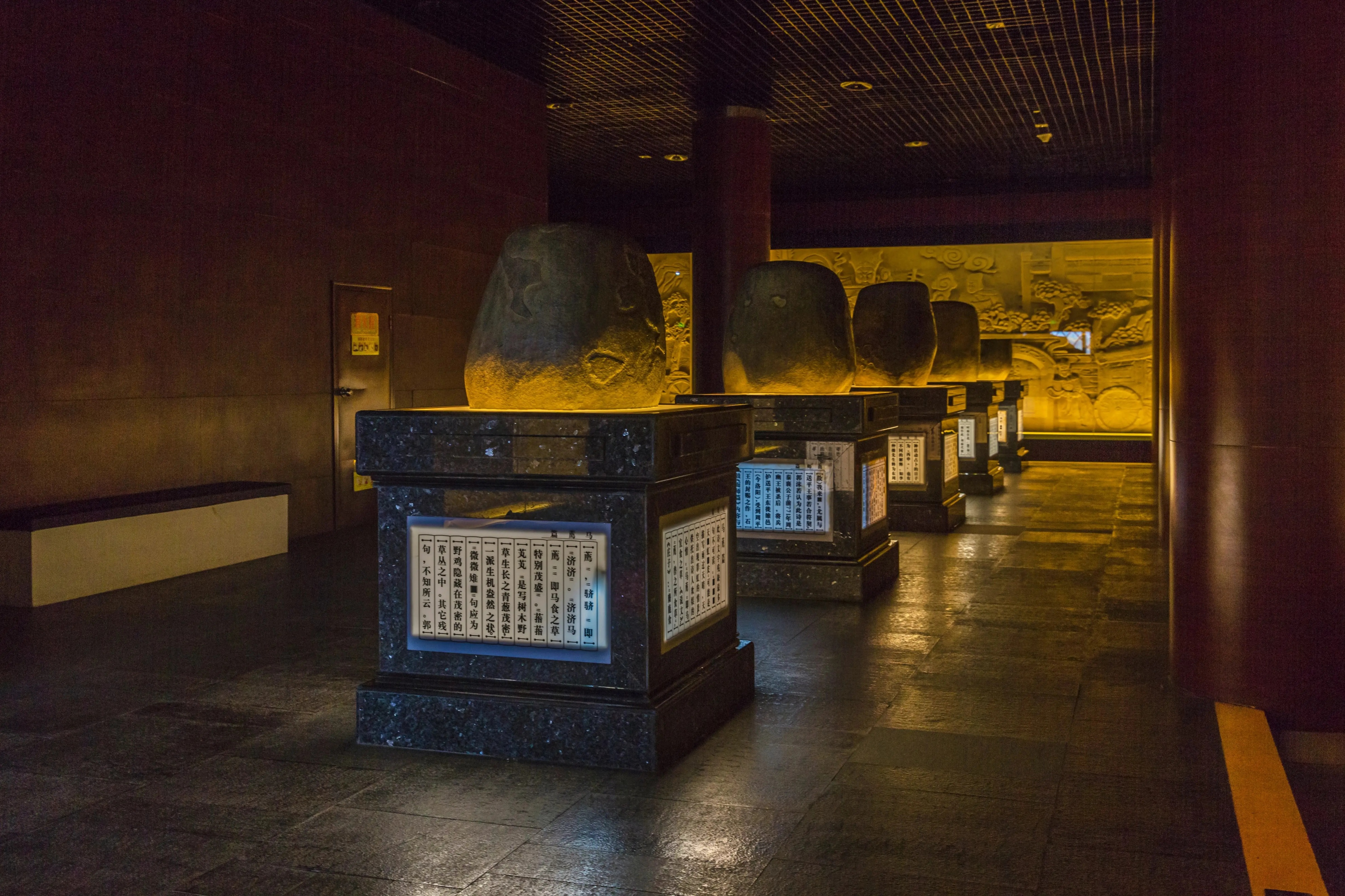 蒋介石败退台湾时,因飞机超载无奈丢下十面石鼓,如今成镇国之宝