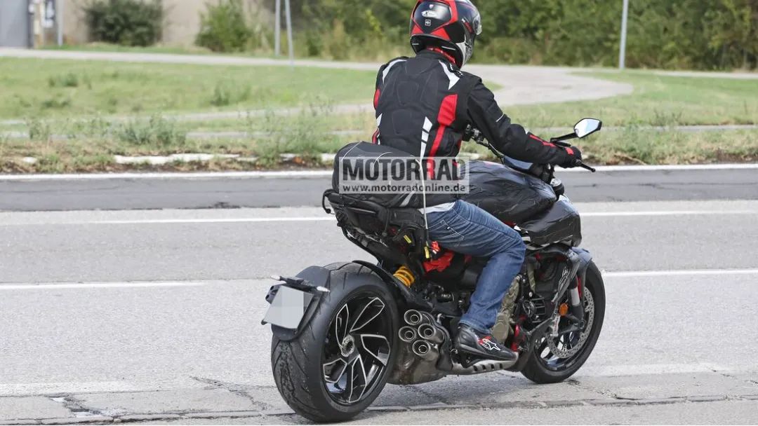 杜卡迪v4巡航车路测图曝光,杜卡迪v4巡航