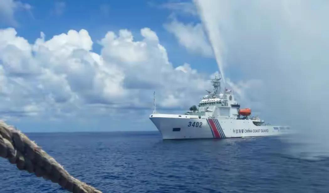 菲船要被拖走了?美军派出航母强行出头,我方出动军舰紧急大包围