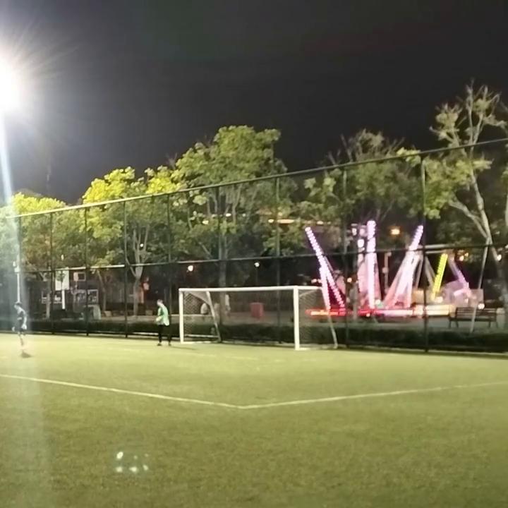 不怕中锋有身体就怕中锋有脚步,足球不怕后卫的前锋