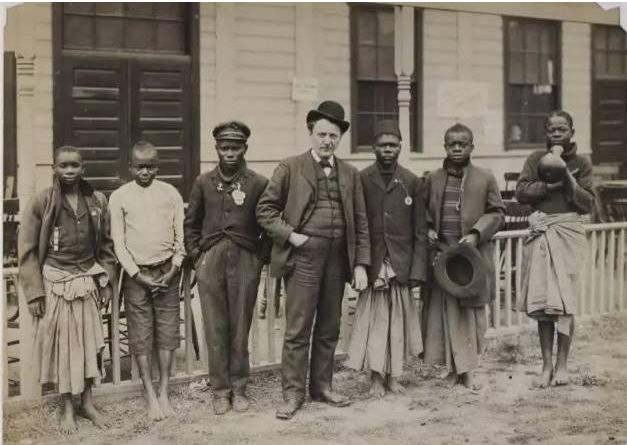 人类被动物当成宠物养在笼子里,把人类当作宠物关在笼子里