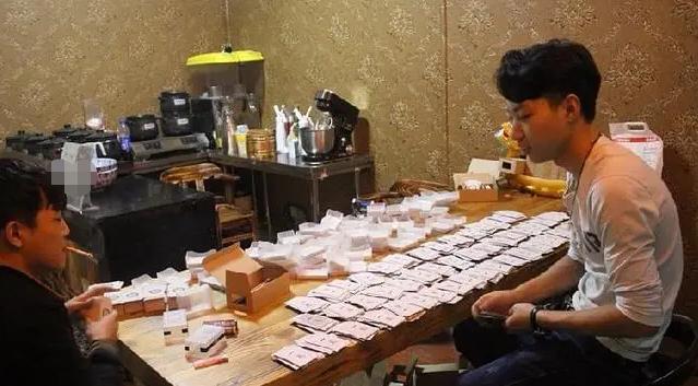 小伙经营麻将馆自己发明纸牌,小伙发明纸牌麻将