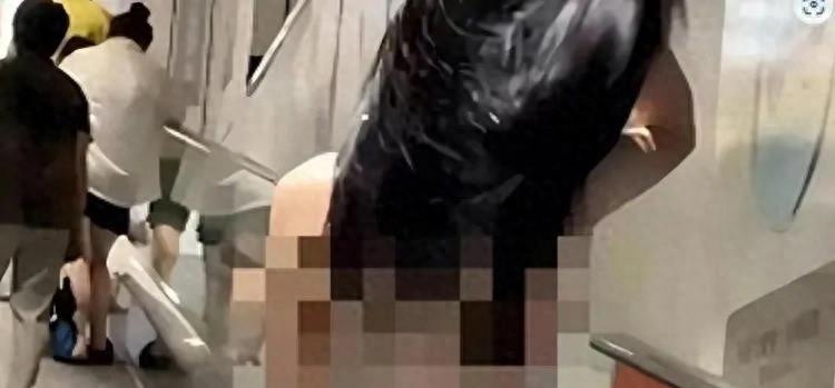 露出*体下**！女子在多个地标故意猥亵，照片曝光