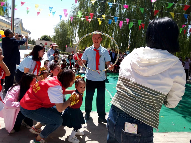 迎六一爱心助学,庆六一爱心义卖活动图文