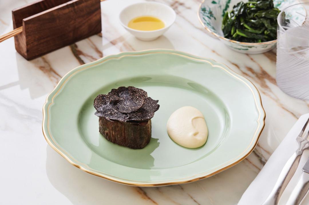 配备一星米其林黑珍珠餐厅,比米其林黑珍珠高端的餐厅