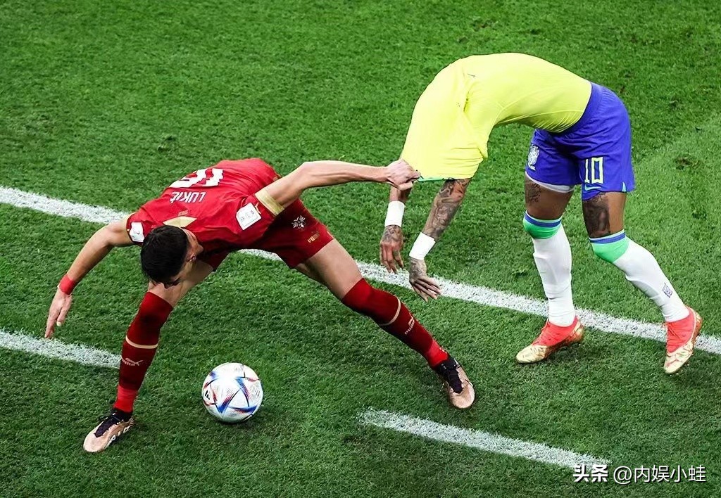 内马尔被换下流泪,可怜的内马尔一场球被拽倒十次
