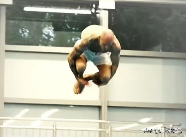 53岁退役球员,参加真人秀跳水,不小心把蛋摔碎,医生建议切除